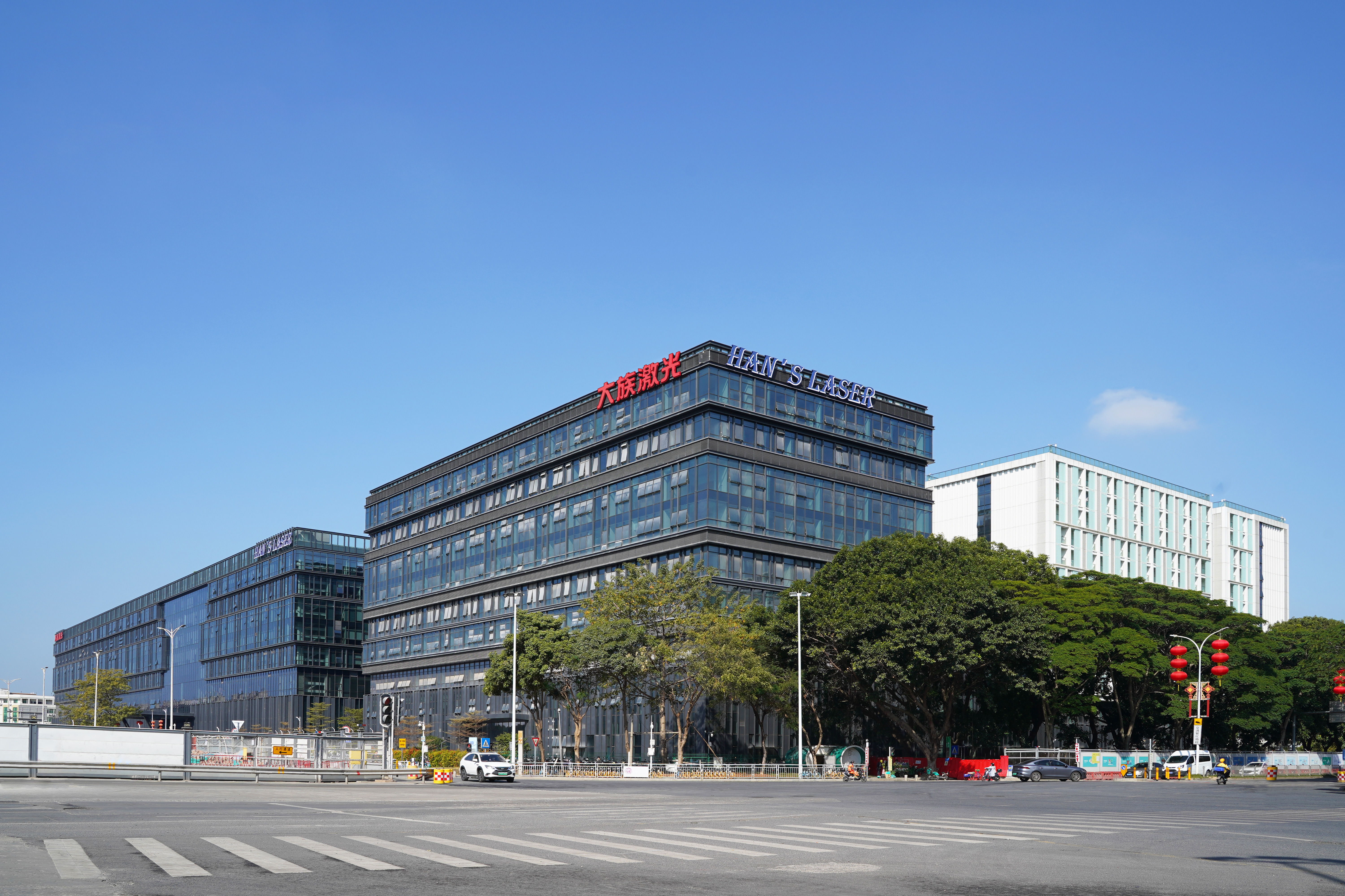 大族激光與四川泰川新能源有限公司簽訂光伏設備訂購合約暨光伏產業(yè)研究院授牌儀式 